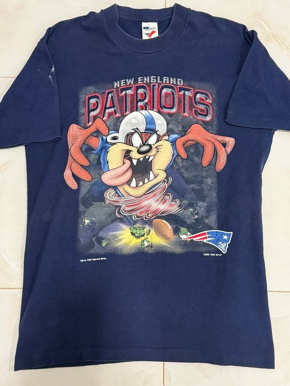 Vintage 1997 New England Patriots Tazmanian Devil Looney Tunes T-Shirt Artex  L